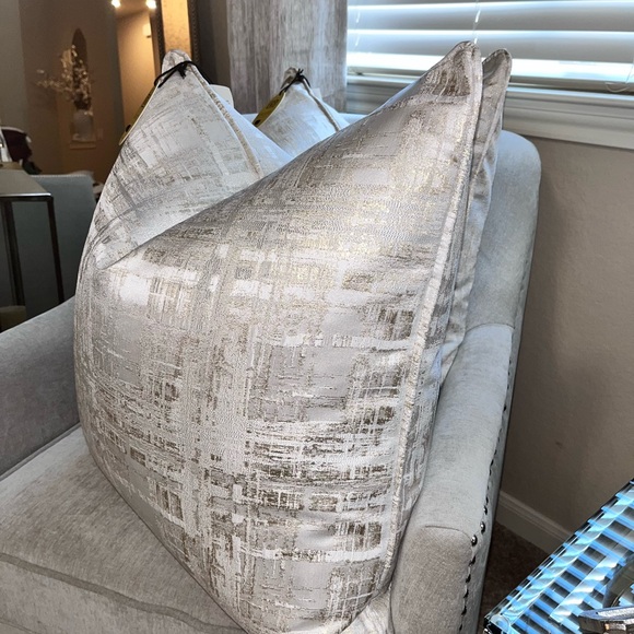 1-NWT CALLISTO HOME DECORATIVE PILLOW (Please read directions for details) - Picture 12 of 16